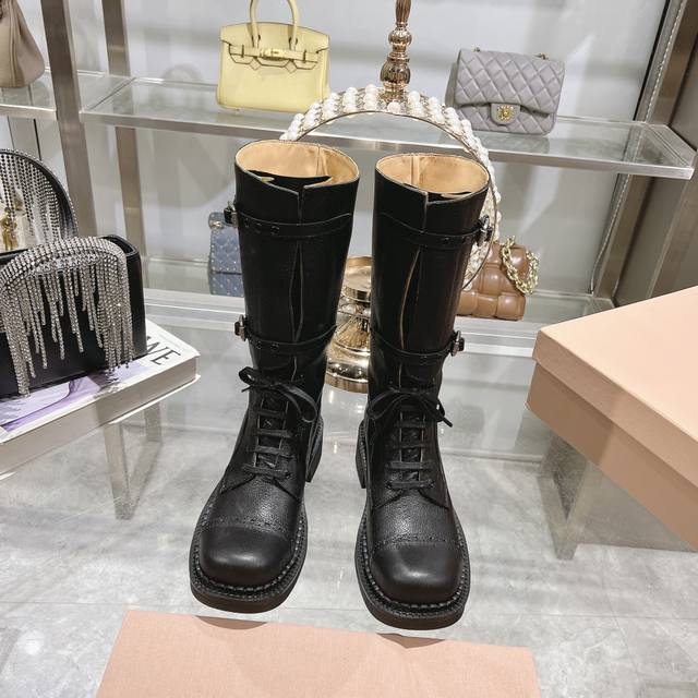 出厂 24Ss秋冬新款马丁靴 骑士靴设计感十足，Miumiu的独特风格展现无遗，让你瞬间成为人群中的焦点， 成为时尚界的女王 时髦精品必备。 鞋底侧面全 Miu